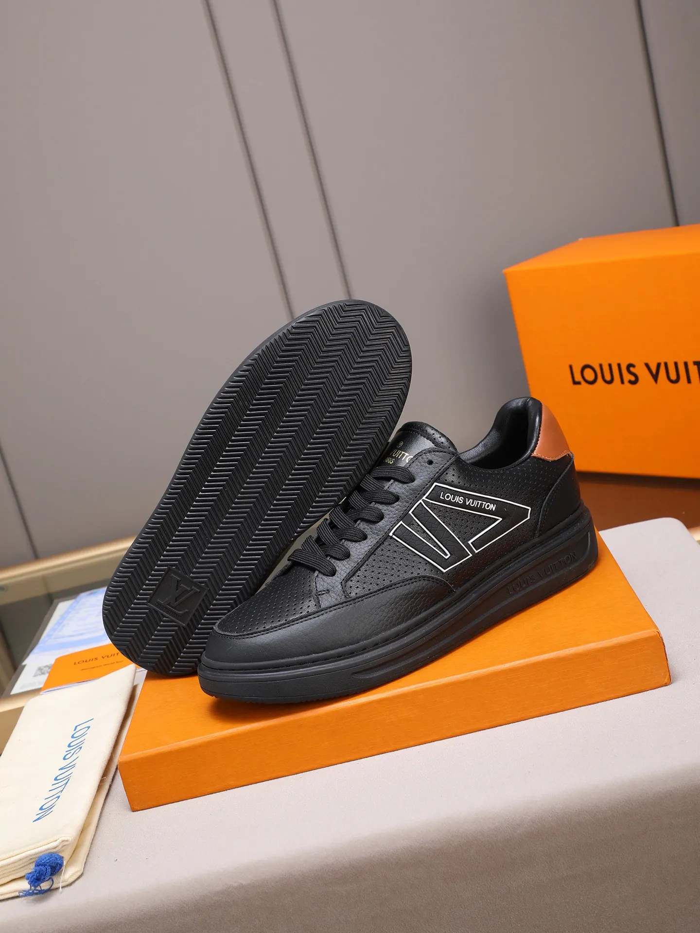 PP420 main model 👍👍👍2025 new LOUIS VUITTON [Luden Yiwei]——LV upper [Lv]🇮🇹Imported first-layer cowhide embossed🇩🇪Inside imported sheepskin lining ➕Non-slip and wear-resistant outsole. Every man's identity is reflected in his elegant and stable upper shoes🚶🏻🚶🏻📯 No matter the wind or rain, the shoe last remains unchanged and can stand the test of time🔍️. ——Code number: 38-44 (45 can be customized)